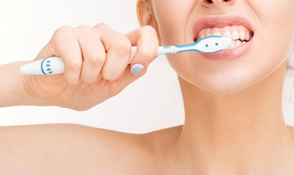 Do chải răng khi đánh răng sai cách
